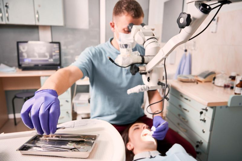 Dentista examinando a boca de uma paciente