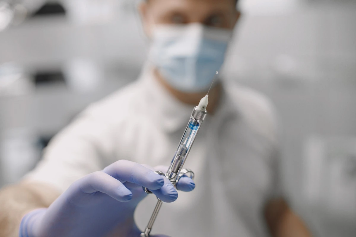 Toxina botulínica: conheça os usos avançados na Odontologia Estética Profissional da saúde segurando uma seringa.